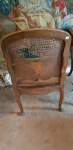 Fauteuil canné en bois mouluré et sculpté....