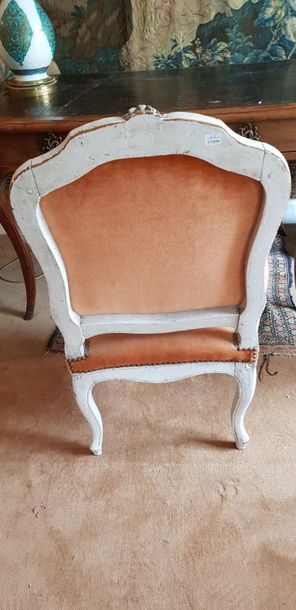 Chaise en bois relaqué blanc garnie de velours...