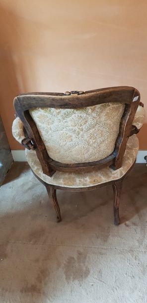 Fauteuil cabriolet en bois naturel mouluré,...
