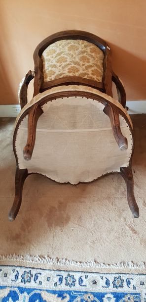Fauteuil cabriolet en bois naturel mouluré,...