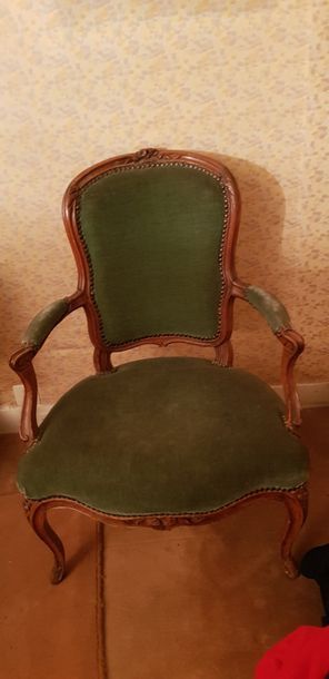 Fauteuil cabriolet en bois naturel mouluré...
