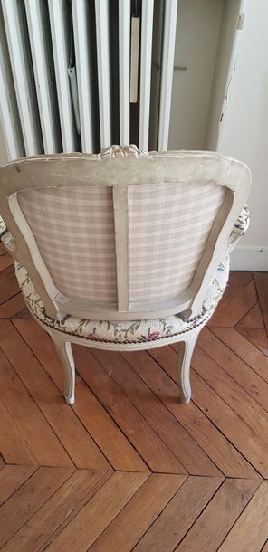 Paire de fauteuils en bois mouluré, sculpté...