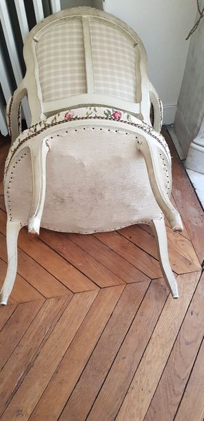 Paire de fauteuils en bois mouluré, sculpté...