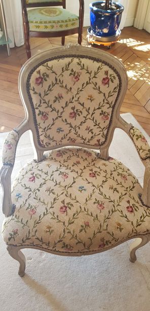 Paire de fauteuils en bois mouluré, sculpté...