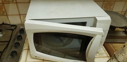 Un micro-onde et une machine à laver le ...