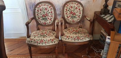 Paire de fauteuils médaillon en bois naturel...
