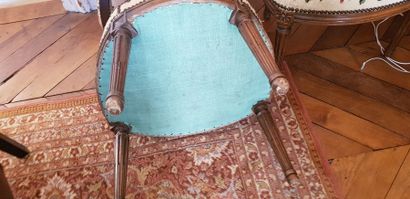 Paire de fauteuils médaillon en bois naturel...