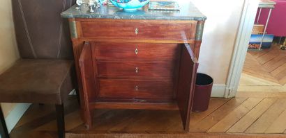 Petite commode en acajou et placage d'acajou....