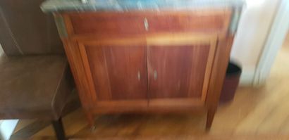 Petite commode en acajou et placage d'acajou....