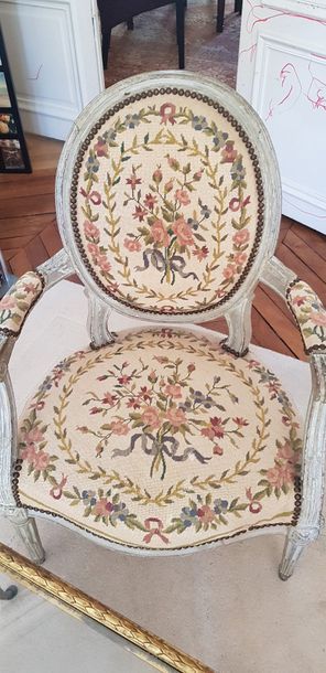 Paire de fauteuils médaillon en bois mouluré,...
