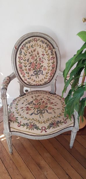 Paire de fauteuils médaillon en bois mouluré,...