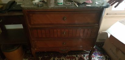 Petite commode trois tiroirs, style Tran...