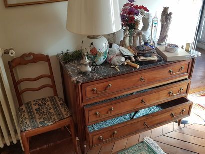 Commode en bois naturel trois tiroirs, début...