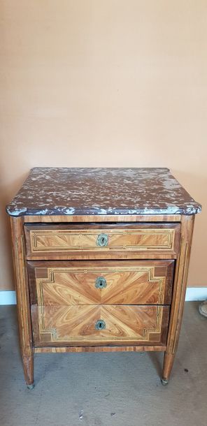 Petite commode transformée en bois de placage...