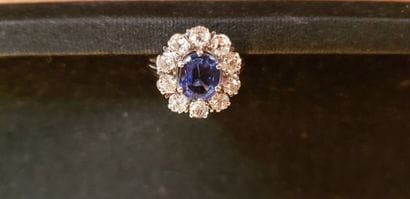 Bague marguerite serie d'un saphir central...