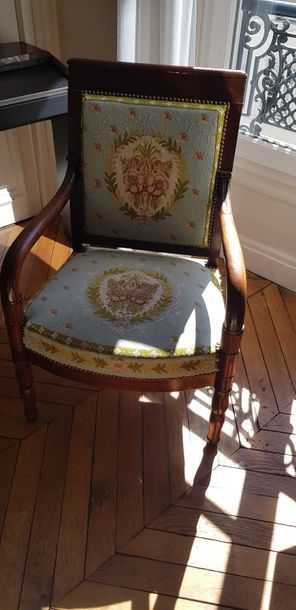 Paire de fauteuils en bois de placage. Style...
