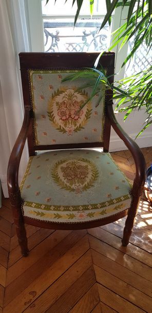 Paire de fauteuils en bois de placage. Style...
