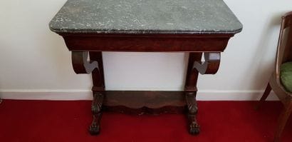 Petite console rectangulaire en placage d'acajou...