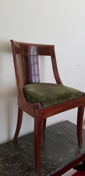 Suite de quatre chaises à dossier gondole...