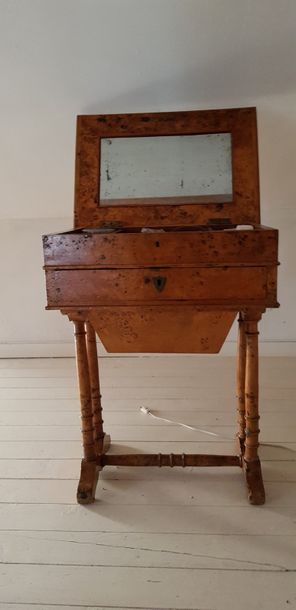 Table de toilette ou travailleuse en placage...