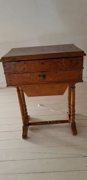 Table de toilette ou travailleuse en placage...
