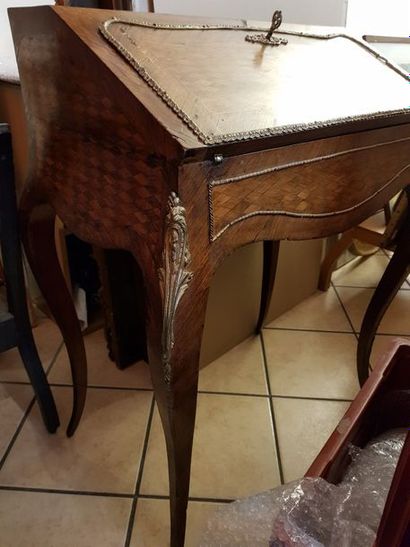 Petit bureau de pente en bois de placage...