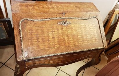 Petit bureau de pente en bois de placage...