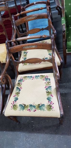 Suite de 4 chaises et 3 fauteuils, dans le...
