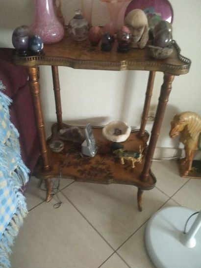 Petite table à 2 vantaux et galerie de laiton...
