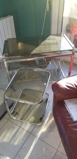Deux tables servante à roulettes. Vers 1...