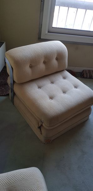 Une paire de fauteuils tissu et structure...