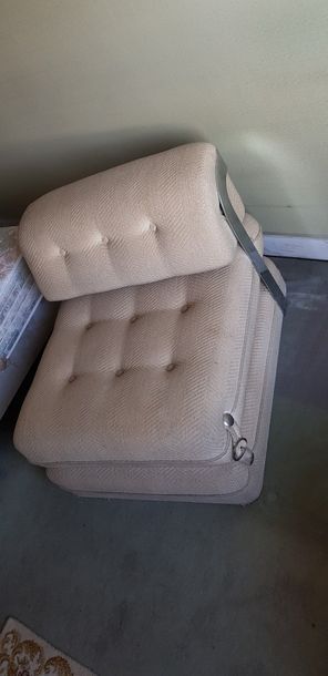 Une paire de fauteuils tissu et structure...