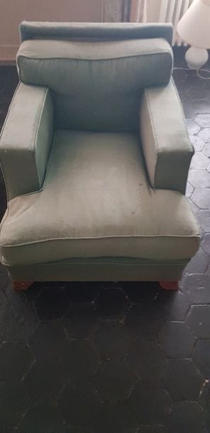 Une chauffeuse et un fauteuil au modèle.

Années...