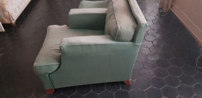 Une chauffeuse et un fauteuil au modèle.

Années...