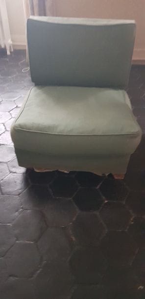 Une chauffeuse et un fauteuil au modèle.

Années...