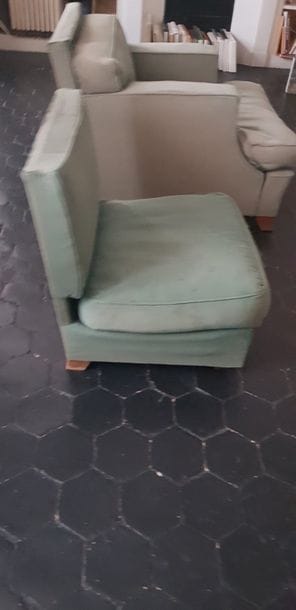 Une chauffeuse et un fauteuil au modèle.

Années...