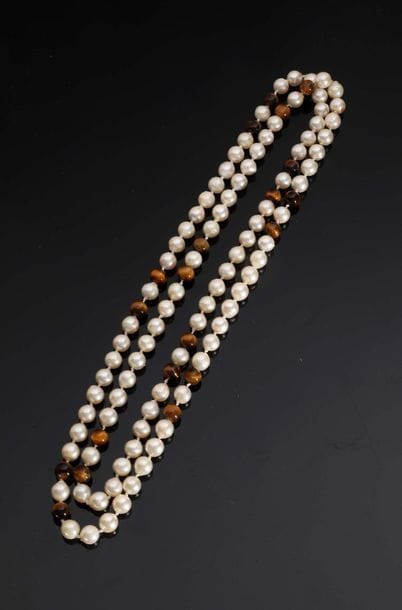 Long collier mêlant perles de culture et...