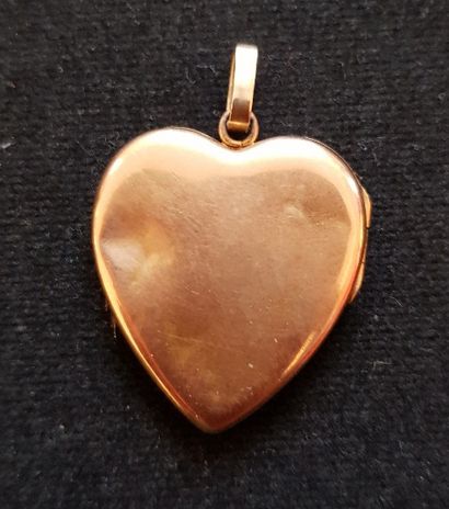 Pendentif souvenir formant cœur en or jaune...
