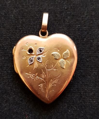 Pendentif souvenir formant cœur en or jaune...