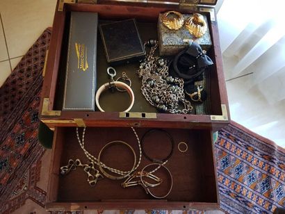 Petit lot de bijoux fantaisie dont : paire...