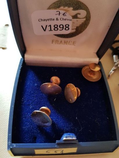 3 boutons de cols en or jaune 18K (2,9g)....