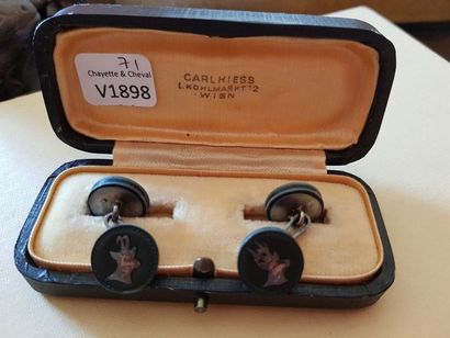 Paire de boutons de manchettes en métal gainé...