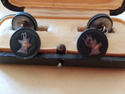 Paire de boutons de manchettes en métal gainé...
