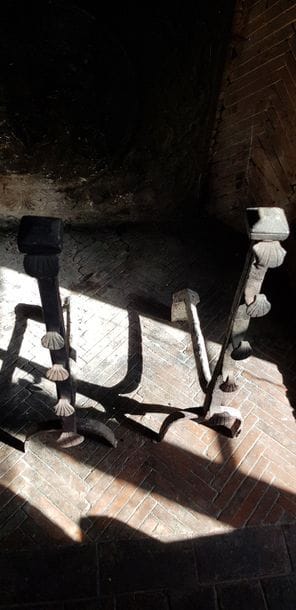 Paire de grands chenets en fonte à décor...