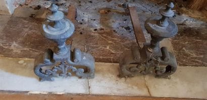 Paire de chenets en fonte à décor d'une fleur...