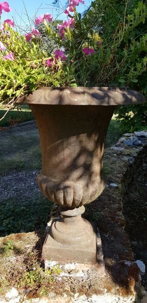 Paire de grands vases Medicis en fonte