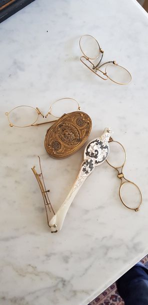 Un lot de lunettes ou face-à-main en nacre...