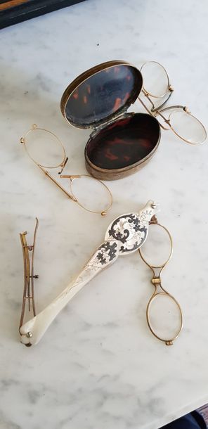 Un lot de lunettes ou face-à-main en nacre...