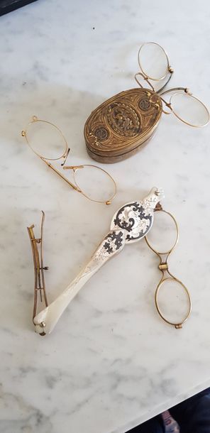 Un lot de lunettes ou face-à-main en nacre...