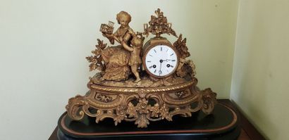 Pendule de table en régule et bronze doré...